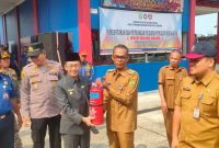 Penjabat (Pj) Wali Kota Tanjungpinang, Hasan, S.Sos, melantik Relawan Pemadam Kebakaran (Redkar) yang dilaksanakan di halaman kantor Dinas Pemadam Kebakaran dan Penyelamatan (DPKP) Tanjungpinang, Selasa (26/9/2023). Foto: Diskominfo Tanjungpinang
