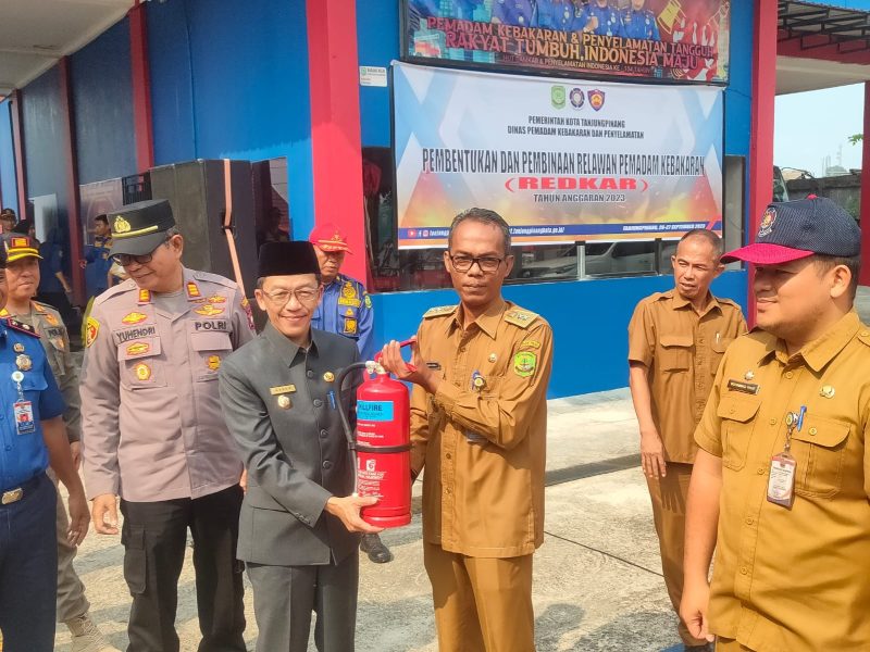 Penjabat (Pj) Wali Kota Tanjungpinang, Hasan, S.Sos, melantik Relawan Pemadam Kebakaran (Redkar) yang dilaksanakan di halaman kantor Dinas Pemadam Kebakaran dan Penyelamatan (DPKP) Tanjungpinang, Selasa (26/9/2023). Foto: Diskominfo Tanjungpinang
