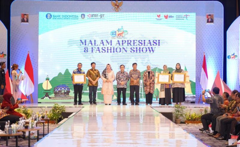 Ajang Gebyar Melayu Pesisir 2023 (GMP) Bank Indonesia perwakilan Provinsi Kepri yang disinergikan dengan agenda Indonesia-Malaysia-Thailand Growth Triangle (IMT GT), menghadirkan Fashion Show bagi pengiat fesyen di Kepri dalam berkreasi dan menunjukkan hasil rancangan mereka. Foto: INIKEPRI.COM 