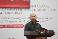 Deputi Bidang Koordinasi Peningkatan Kualitas Pendidikan dan Moderasi Beragama Kemenko PMK Warsito saat mewakili Menteri Koordinator PMK Muhadjir Effendy pada kegiatan “Seminar Penguatan Moderasi Beragama: Internalisasi nilai-nilai Moderasi Beragama dalam Pelaksanaan Tugas ASN sebagai Abdi Negara dan Abdi Masyarakat”. Foto: KemenkopUKM