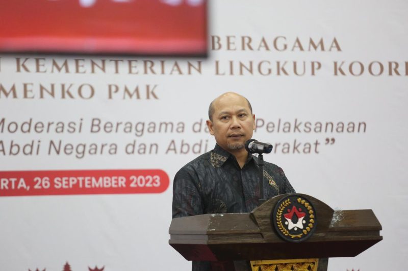 Deputi Bidang Koordinasi Peningkatan Kualitas Pendidikan dan Moderasi Beragama Kemenko PMK Warsito saat mewakili Menteri Koordinator PMK Muhadjir Effendy pada kegiatan “Seminar Penguatan Moderasi Beragama: Internalisasi nilai-nilai Moderasi Beragama dalam Pelaksanaan Tugas ASN sebagai Abdi Negara dan Abdi Masyarakat”. Foto: KemenkopUKM