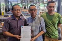 Kuasa hukum Yuli Alwasi, Andy Saputra dan Muhammad Eko Septian menunjukkan surat somasi kepada Bank BCA dan BSI. Foto:INIKEPRI.COM 