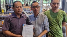 Kuasa hukum Yuli Alwasi, Andy Saputra dan Muhammad Eko Septian menunjukkan surat somasi kepada Bank BCA dan BSI. Foto:INIKEPRI.COM 