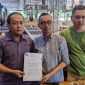 Kuasa hukum Yuli Alwasi, Andy Saputra dan Muhammad Eko Septian menunjukkan surat somasi kepada Bank BCA dan BSI. Foto:INIKEPRI.COM 