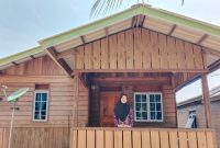 Warga Desa Mensanak, Kabupaten Lingga tersenyum bahagia karena rumahnya bedelau (cantik) setelah mendapat bantuan program BSPS dari dana aspirasi Cen Sui Lan Anggota Komisi V DPR RI Fraksi Golkar Dapil Kepri. Foto: dok/suaraserumpun.com