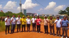 Cen Sui Lan berfoto bersama dengan Muhamad Yudi Prasetya dan Pejabat Vikaris Episkopal Kepri Keuskupan Katolik Pastor Romo Agustinus Pramodo dan PAstor Romo Fransiskus Indrajayi, di lahan yang segera dibangun Gedung Keuskupan Katolik Kepri terbesar di kawasan Royal Bay Batam Center, Kota Batam, Rabu (27/9/2023). Foto: dok/suaraserumpun.com