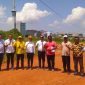 Cen Sui Lan berfoto bersama dengan Muhamad Yudi Prasetya dan Pejabat Vikaris Episkopal Kepri Keuskupan Katolik Pastor Romo Agustinus Pramodo dan PAstor Romo Fransiskus Indrajayi, di lahan yang segera dibangun Gedung Keuskupan Katolik Kepri terbesar di kawasan Royal Bay Batam Center, Kota Batam, Rabu (27/9/2023). Foto: dok/suaraserumpun.com