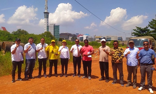 Cen Sui Lan berfoto bersama dengan Muhamad Yudi Prasetya dan Pejabat Vikaris Episkopal Kepri Keuskupan Katolik Pastor Romo Agustinus Pramodo dan PAstor Romo Fransiskus Indrajayi, di lahan yang segera dibangun Gedung Keuskupan Katolik Kepri terbesar di kawasan Royal Bay Batam Center, Kota Batam, Rabu (27/9/2023). Foto: dok/suaraserumpun.com