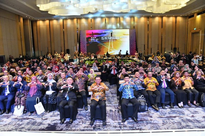 Gubernur Kepulauan Riau H. Ansar Ahmad sukses memimpin  pertemuan Forum Menteri dan Gubernur dari 3 negara yakni Indonesia, Malaysia & Thailand dalam acara The 20th Indonesia, Malaysia, Thailand - Growth Triangle, Chief Ministers and Governors’ Forum Meeting /(The 20th IMT-GT CMGF) pada Rabu (27/9) bertempat di Ballroom Marriot Hotel Harbour Bay Kota Batam, Kepulauan Riau. Foto: Diskominfo Kepri
