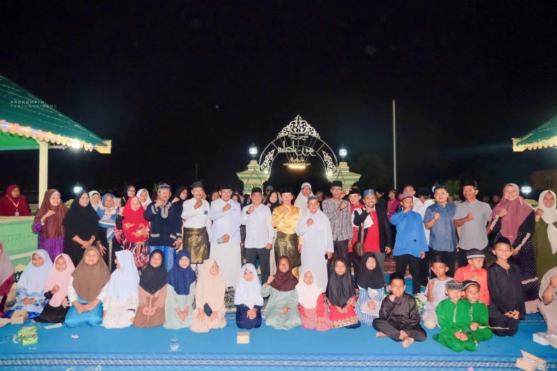 Dewan Kemakmuran Masjid (DKM) Sultan Riau Pulau Penyengat menggelar Tabligh Akbar peringatan Maulid Nabi Muhammad SAW 1445H/2023M. Pj. Wali Kota Tanjungpinang, Hasan, S.Sos., turut hadir dalam kegiatan tersebut yang dilaksanakan di halaman Masjid Sultan Riau Pulau Penyengat, Kamis (28/9). Foto: Diskominfo Tanjungpinang 