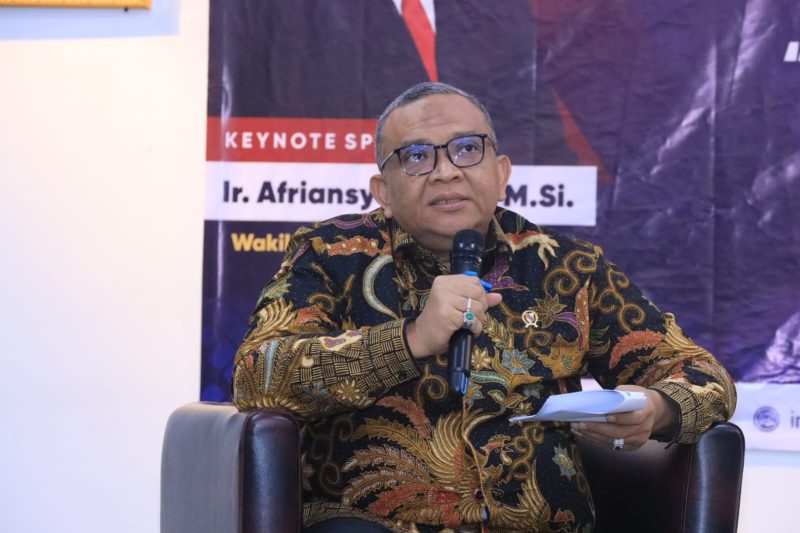 Wamenaker Afriansyah Noor, saat memberikan kuliah umum di Sekolah Tinggi Teknologi Bandung, Rabu (27/9/2023). Foto: Dok Kemnaker