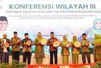 Sekretaris Daerah Provinsi Kepulauan Riau, Adi Prihantara, menghadiri Konferensi Wilayah ke-III Pimpinan Wilayah Muslimat Nahdlatul Ulama (NU) Provinsi Kepri, yang juga menandai penyerahan SK Pengurus Pimpinan Cabang NU se-Provinsi Kepri masa bakti 2023-2028. Acara ini digelar di Aula Wan Seri Beni, Kantor Gubernur, Dompak, Tanjungpinang, Sabtu (30/9/2023). Foto: Diskominfo Kepri 