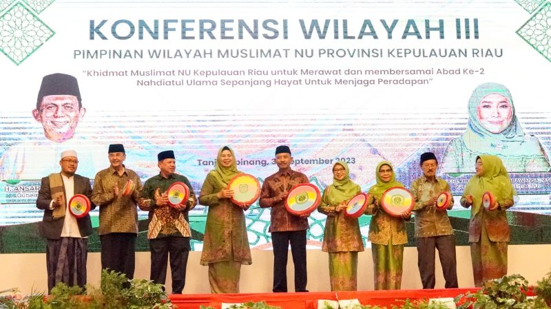 Sekretaris Daerah Provinsi Kepulauan Riau, Adi Prihantara, menghadiri Konferensi Wilayah ke-III Pimpinan Wilayah Muslimat Nahdlatul Ulama (NU) Provinsi Kepri, yang juga menandai penyerahan SK Pengurus Pimpinan Cabang NU se-Provinsi Kepri masa bakti 2023-2028. Acara ini digelar di Aula Wan Seri Beni, Kantor Gubernur, Dompak, Tanjungpinang, Sabtu (30/9/2023). Foto: Diskominfo Kepri 