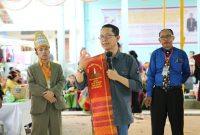 Wakil Wali Kota Batam, Amsakar Achmad, turut memeriahkan Hari Ulang Tahun ke-23 Punguan Parsadaan Toga Siregar Boru, Bere, Ibebere wilayah Sungai Beduk. Acara tersebut dilaksanakan di Fasum Bukit Ayu Suka Damai Blok D, Bida Ayu, Tanjung Piayu, pada Minggu (1/10/2023).
Foto: INIKEPRI.COM 