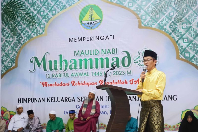Pj. Wali Kota Tanjungpinang, Hasan, S.Sos menghadiri kegiatan peringatan Maulid Nabi Muhammad SAW yang digelar oleh Himpunan Keluarga Serasan (HKS) Kota Tanjungpinang. Kegiatan dilaksanakan di Aula SMPN 4, Minggu (1/10/2023). Foto: Diskominfo Tanjungpinang 