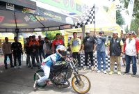Wakil Wali Kota Batam Amsakar Achmad turut membuka Kejuaraan Daerah (Kejurda) Drag Race Kepri Putaran 2  di Sirkuit NP Temenggung Abdul Jamal Batam, Minggu (1/10/2023). Foto: INIKEPRI.COM
