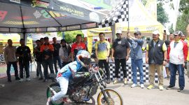 Wakil Wali Kota Batam Amsakar Achmad turut membuka Kejuaraan Daerah (Kejurda) Drag Race Kepri Putaran 2  di Sirkuit NP Temenggung Abdul Jamal Batam, Minggu (1/10/2023). Foto: INIKEPRI.COM 
