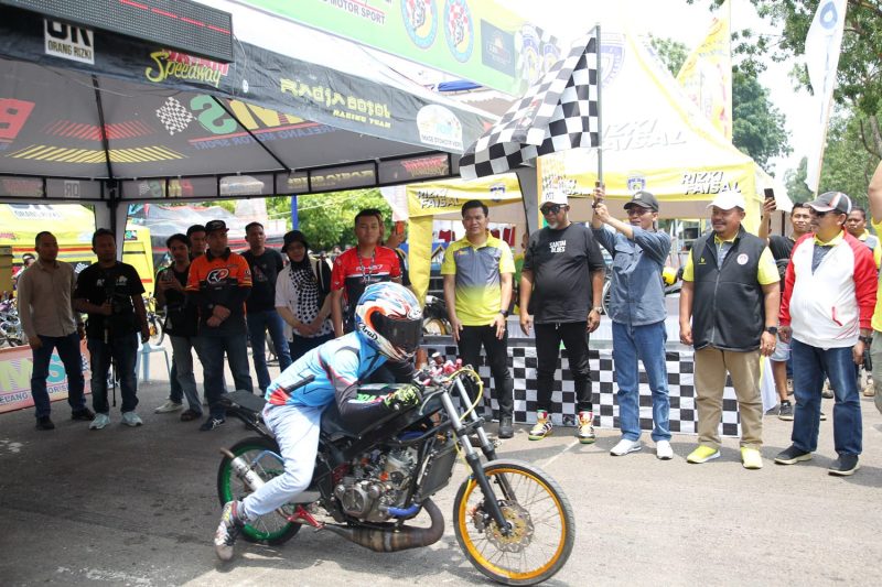 Wakil Wali Kota Batam Amsakar Achmad turut membuka Kejuaraan Daerah (Kejurda) Drag Race Kepri Putaran 2  di Sirkuit NP Temenggung Abdul Jamal Batam, Minggu (1/10/2023). Foto: INIKEPRI.COM
