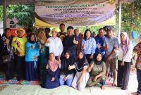 Anggota DPR RI dari Partai Golkar Dapil Kepulauan Riau Cen Sui Lan, menyerahkan keramba jaring apung (KJA) berbahan High Density PoliEtilen (HDPE) sebanyak 2 paket senilai Rp500 juta untuk kelompok nelayan atau Kelompok Budidaya Ikan (Pokdakan) di Tanjungpinang, Sabtu (30/9/2023). Foto: Istimewa 