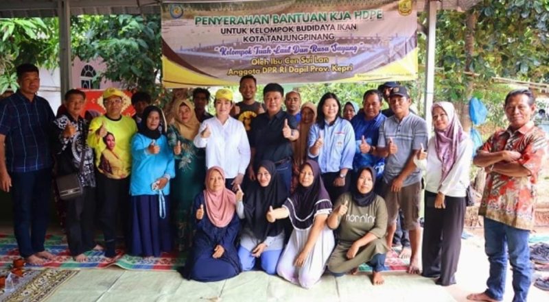 Anggota DPR RI dari Partai Golkar Dapil Kepulauan Riau Cen Sui Lan, menyerahkan keramba jaring apung (KJA) berbahan High Density PoliEtilen (HDPE) sebanyak 2 paket senilai Rp500 juta untuk kelompok nelayan atau Kelompok Budidaya Ikan (Pokdakan) di Tanjungpinang, Sabtu (30/9/2023). Foto: Istimewa 