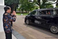 Presiden Joko Widodo melepas kepergian Presiden keenam RI Susilo Bambang Yudhoyono usai pertemuan di Istana Merdeka, Kamis (9/3/2017). Foto: Presidential Palace/AGUS SUPARTO