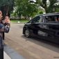 Presiden Joko Widodo melepas kepergian Presiden keenam RI Susilo Bambang Yudhoyono usai pertemuan di Istana Merdeka, Kamis (9/3/2017). Foto: Presidential Palace/AGUS SUPARTO