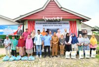 Gubernur Kepri Ansar Ahmad kembali menyerahkan bantuan sosial paket sembako bagi masyarakat Keluarga Penerima Manfaat (KPM), yang dibarengkan dengan Penyerahan Bantuan Pemerintah Tahap 2, bertempat di Fasum RW IV Kavling Lama Batu Aji Permai, Sagulung Kota Batam, Selasa (3/10/2023). Foto: Diskominfo Kepri 