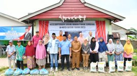 Gubernur Kepri Ansar Ahmad kembali menyerahkan bantuan sosial paket sembako bagi masyarakat Keluarga Penerima Manfaat (KPM), yang dibarengkan dengan Penyerahan Bantuan Pemerintah Tahap 2, bertempat di Fasum RW IV Kavling Lama Batu Aji Permai, Sagulung Kota Batam, Selasa (3/10/2023). Foto: Diskominfo Kepri 