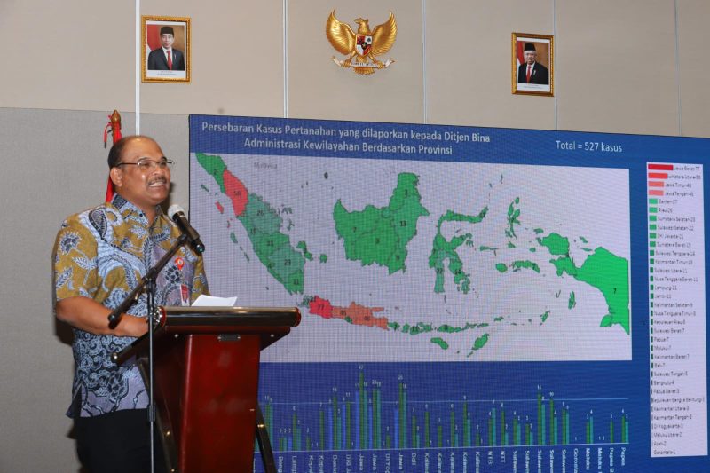 Direktur Jenderal Bina Administrasi Kewilayahan Kemendagri, Safrizal ZA, memberikan arahan dalam Rakornas Penyusunan Dan Pelaksanaan Kesepahaman Kemendagri dan Pemerintah Daerah Dalam Penanganan Masalah dan Konflik Pertanahan di Daerah, Selasa (3/10/2023). Foto: Ditjen Bina Adwil Kemendagri