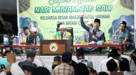 Wakil Wali Kota Batam Amsakar Achmad saat memenuhi undangan Safari Maulid Nabi Muhammad SAW Keluarga Besar Masjid Baitul Ummah dan masyarakat Perumahan Oma Batam Kota, Selasa (3/10/2023) malam. Foto: INIKEPRI.COM 