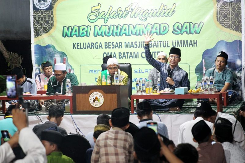 Wakil Wali Kota Batam Amsakar Achmad saat memenuhi undangan Safari Maulid Nabi Muhammad SAW Keluarga Besar Masjid Baitul Ummah dan masyarakat Perumahan Oma Batam Kota, Selasa (3/10/2023) malam. Foto: INIKEPRI.COM 