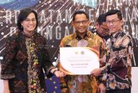 Pj. Wali Kota Tanjungpinang Hasan, S.Sos menerima langsung perhargaan yang diserahkan oleh Menteri Keuangan Srimulyani bersama Menteri Dalam Negeri Titto Karnavian, di Aula Mezanine, Gedung Djuanda I, Kementerian Keuangan, Jakarta, Selasa (3/10/2023). Foto: Diskominfo Tanjungpinang