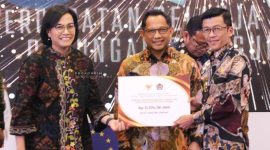 Pj. Wali Kota Tanjungpinang Hasan, S.Sos menerima langsung perhargaan yang diserahkan oleh Menteri Keuangan Srimulyani bersama Menteri Dalam Negeri Titto Karnavian, di Aula Mezanine, Gedung Djuanda I, Kementerian Keuangan, Jakarta, Selasa (3/10/2023). Foto: Diskominfo Tanjungpinang 
