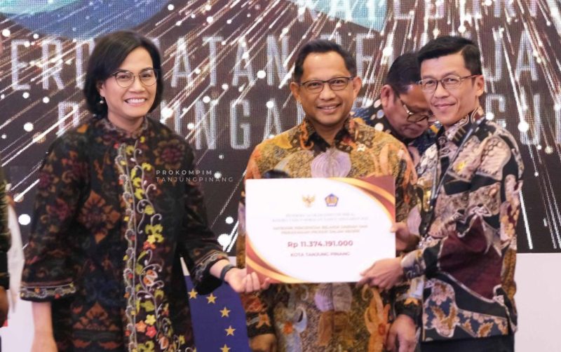 Pj. Wali Kota Tanjungpinang Hasan, S.Sos menerima langsung perhargaan yang diserahkan oleh Menteri Keuangan Srimulyani bersama Menteri Dalam Negeri Titto Karnavian, di Aula Mezanine, Gedung Djuanda I, Kementerian Keuangan, Jakarta, Selasa (3/10/2023). Foto: Diskominfo Tanjungpinang
