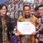 Pj. Wali Kota Tanjungpinang Hasan, S.Sos menerima langsung perhargaan yang diserahkan oleh Menteri Keuangan Srimulyani bersama Menteri Dalam Negeri Titto Karnavian, di Aula Mezanine, Gedung Djuanda I, Kementerian Keuangan, Jakarta, Selasa (3/10/2023). Foto: Diskominfo Tanjungpinang 
