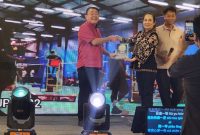 Cen Sui Lan Anggota DPR RI Fraksi Golkar Dapil Kepri menerima plakat penghargaan dari Ayong Penasehat Group Huamao Batam, pada pembukaan lomba karaoke Mandarin Hokkien yang diikuti peserta dari tiga negara, sekaligus perayaan kue bulan di One Batam Mall (OBAMA) Batam Center, Kota Batam, Minggu (1/10/2023). Foto: Dok. Suaraserumpun