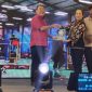 Cen Sui Lan Anggota DPR RI Fraksi Golkar Dapil Kepri menerima plakat penghargaan dari Ayong Penasehat Group Huamao Batam, pada pembukaan lomba karaoke Mandarin Hokkien yang diikuti peserta dari tiga negara, sekaligus perayaan kue bulan di One Batam Mall (OBAMA) Batam Center, Kota Batam, Minggu (1/10/2023). Foto: Dok. Suaraserumpun