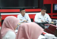 Pj. Wali Kota Tanjungpinang, Hasan, S.Sos memimpin rapat koordinasi Evaluasi terkait realisasi Pendapatan Asli Daerah (PAD) kota Tanjungpinang bersama jajaran Badan Pengelolaan Pajak dan Retribusi Daerah Kota Tanjungpinang. Rapat dilaksanakan di ruang rapat Kantor Bappelitbang, Rabu (4/10/2023). Foto: Diskominfo Tanjungpinang 