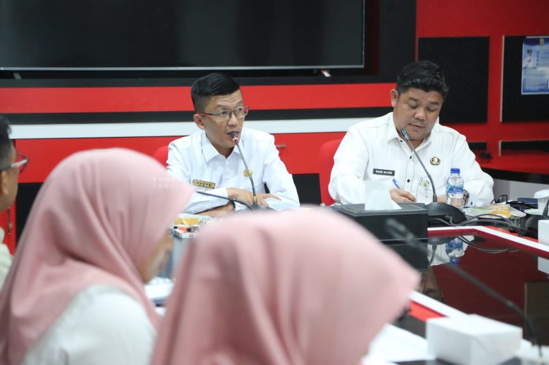 Pj. Wali Kota Tanjungpinang, Hasan, S.Sos memimpin rapat koordinasi Evaluasi terkait realisasi Pendapatan Asli Daerah (PAD) kota Tanjungpinang bersama jajaran Badan Pengelolaan Pajak dan Retribusi Daerah Kota Tanjungpinang. Rapat dilaksanakan di ruang rapat Kantor Bappelitbang, Rabu (4/10/2023). Foto: Diskominfo Tanjungpinang 