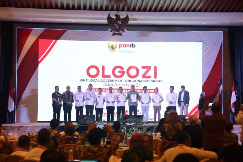Menteri Pendayagunaan Aparatur Negara dan Reformasi Birokrasi (PANRB) RI Abdullah Aswar Anas secara daring mencanangkan program One Local Government One Zona Integritas (OLGOZI) serentak untuk tiga provinsi yakni Provinsi Kepri, Provinsi Kalteng dan Provinsi Sulsel, bertempat di Hotel Best Westrn Premier Panbil Kota Batam, Kepulauan Riau, Rabu (4/10). Foto: Diskominfo Kepri 