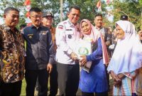 Bantuan Pangan Pemerintah Tahap ke II kembali diterima masyarakat Kepulauan Riau. Gubernur Kepri Ansar Ahmad  berkesempatan menyerahkan bantuan tersebut di dua kelurahan di Kecamatan Tanjungpinang Timur, yakni Kelurahan Air Raja dan Pinang Kencana, Kota Tanjungpinang, Kamis (5/10). Foto: Diskominfo Kepri 