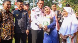 Bantuan Pangan Pemerintah Tahap ke II kembali diterima masyarakat Kepulauan Riau. Gubernur Kepri Ansar Ahmad  berkesempatan menyerahkan bantuan tersebut di dua kelurahan di Kecamatan Tanjungpinang Timur, yakni Kelurahan Air Raja dan Pinang Kencana, Kota Tanjungpinang, Kamis (5/10). Foto: Diskominfo Kepri 