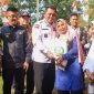 Bantuan Pangan Pemerintah Tahap ke II kembali diterima masyarakat Kepulauan Riau. Gubernur Kepri Ansar Ahmad  berkesempatan menyerahkan bantuan tersebut di dua kelurahan di Kecamatan Tanjungpinang Timur, yakni Kelurahan Air Raja dan Pinang Kencana, Kota Tanjungpinang, Kamis (5/10). Foto: Diskominfo Kepri 