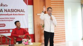Wakil Wali Kota Batam Amsakar Achmad menjadi pemateri perihal kepemimpinan pada Darul Arqam Madya (DAM) Nasional yang ditaja ortom Muhammadiyah tersebut di Aula Dinas Kepemudaan dan Olahraga(Dispora) Batam, Jumat (6/10/2023) sore. Foto: INIKEPRI.COM 

