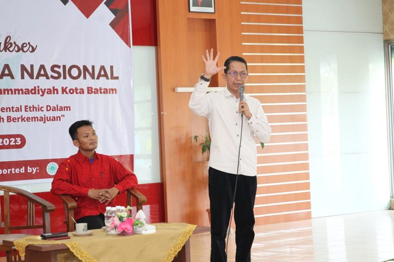 Wakil Wali Kota Batam Amsakar Achmad menjadi pemateri perihal kepemimpinan pada Darul Arqam Madya (DAM) Nasional yang ditaja ortom Muhammadiyah tersebut di Aula Dinas Kepemudaan dan Olahraga(Dispora) Batam, Jumat (6/10/2023) sore. Foto: INIKEPRI.COM

