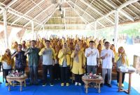 Ketua TP-PKK Provinsi Kepulauan Riau Hj. Dewi Kumalasari Ansar mengatakan betapa pentingnya peran perempuan dalam kancah perpolitikan di Kepri. Hal tersebut dikatakan Dewi Ansar saat membuka kegiatan Pendidikan Politik bagi Kaum Perempuan di Madu Tiga Beach Resort, Bintan, Sabtu (7/10). Foto: Diskominfo Kepri 