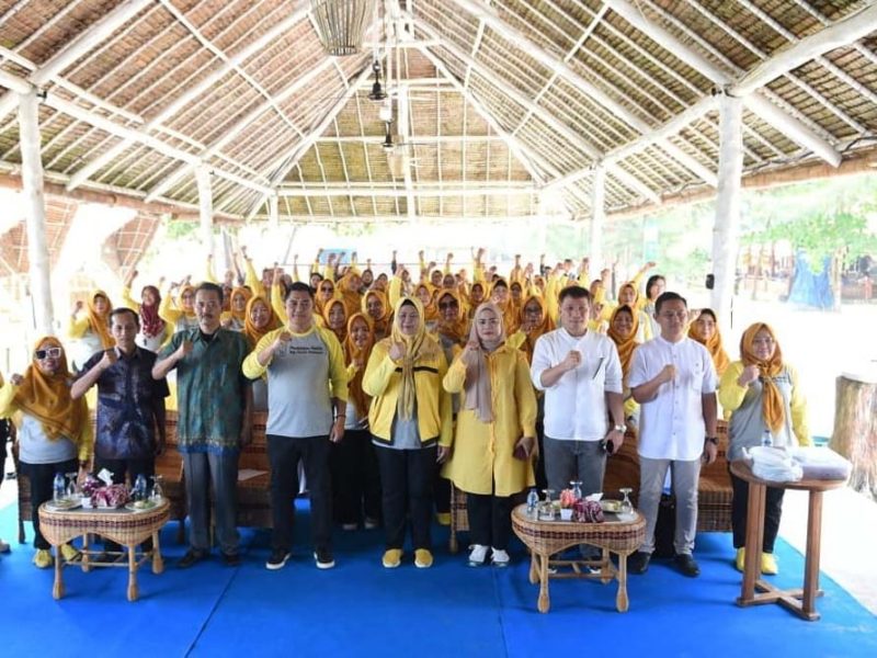 Ketua TP-PKK Provinsi Kepulauan Riau Hj. Dewi Kumalasari Ansar mengatakan betapa pentingnya peran perempuan dalam kancah perpolitikan di Kepri. Hal tersebut dikatakan Dewi Ansar saat membuka kegiatan Pendidikan Politik bagi Kaum Perempuan di Madu Tiga Beach Resort, Bintan, Sabtu (7/10). Foto: Diskominfo Kepri 