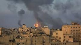 Arsip - Dalam foto yang diambil pada 11 Mei 2021 ini, terlihat asap hitam mengepul ke langit akibat ledakan yang disebabkan serentetan serangan israel di Kota Younis di Jalur Gaza bagian selatan. Foto: ANTARA/Yasser Qudih/Xinhua/tm