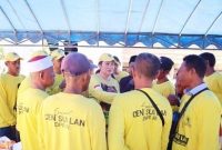 Anggota DPR RI dari Partai Golkar Dapil Kepulauan Riau Cen Sui Lan melakukan kunjungan ke Pulau Nipah, Kecamatan Bulang, Kota Batam untuk menyerahkan bantuan Keramba Jaring Apung (KJA) dengan bahan High Density Polyethylene (HDPE) kepada Khairul Ketua Kelompok Budidaya Ikan (Pokdakan) Barelang Mandiri Pulah Nipah, Setokok, Bulang, Kota Batam, Minggu (8/10/2023) pagi. Foto: Dok. Suaraserumpun