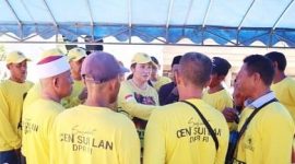 Anggota DPR RI dari Partai Golkar Dapil Kepulauan Riau Cen Sui Lan melakukan kunjungan ke Pulau Nipah, Kecamatan Bulang, Kota Batam untuk menyerahkan bantuan Keramba Jaring Apung (KJA) dengan bahan High Density Polyethylene (HDPE) kepada Khairul Ketua Kelompok Budidaya Ikan (Pokdakan) Barelang Mandiri Pulah Nipah, Setokok, Bulang, Kota Batam, Minggu (8/10/2023) pagi. Foto: Dok. Suaraserumpun